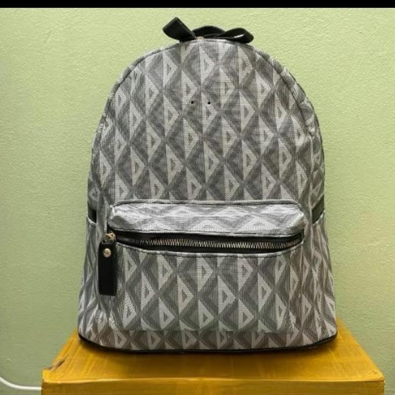 Balo tam giác sz40 + tặng kèm quà  . Đựng được atlat ,  laptop ,a4 , hồ sơ , sách vở đi học. Đi chơi Da Backpack Nam 1