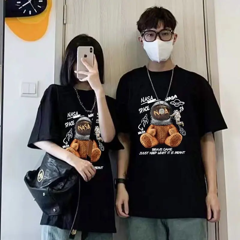 เสื้อคู่ สกรีนหมีอวกาศ สไตล์วินเทจ แขนสั้นคอกลม เนื้อผ้านุ่ม ใส่ได้ทั้งชาย-หญิง พร้อมส่งจากไทย