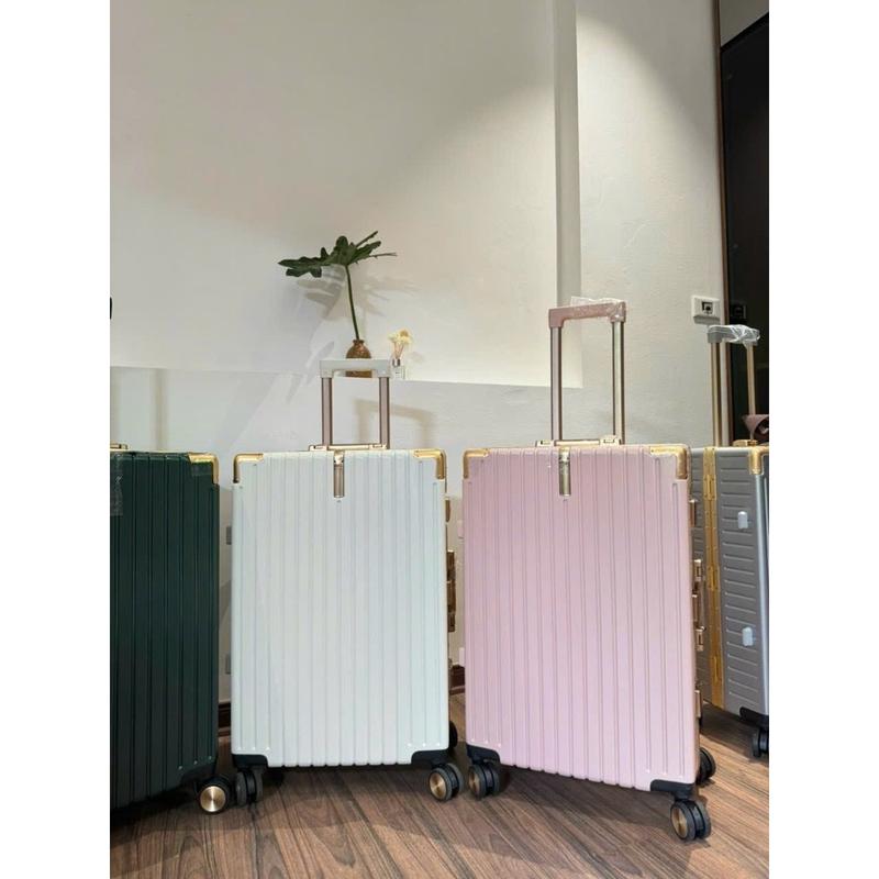   G24  Vali Du Lịch Khung Nhôm Khoá Sập Bảo Mật An Toàn,Chất Lượng Vỏ Vali Làm Bằng Nhựa PC Nguyên Khối Chống Bể Vỡ Sức Chịu Lực Bền Bỉ. Lót Bên Trong Có Ngăn Để Đồ Ướt Thông Minh. Thiết Kế Vali Đẹp Sang Trọng.   Tặng Vỏ Bọc VAli  