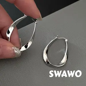 [Swawo] Anting-anting Logam Warna Emas & Perak Polesan Cerah Bentuk Cincin Mobius Desain Minimalis A495