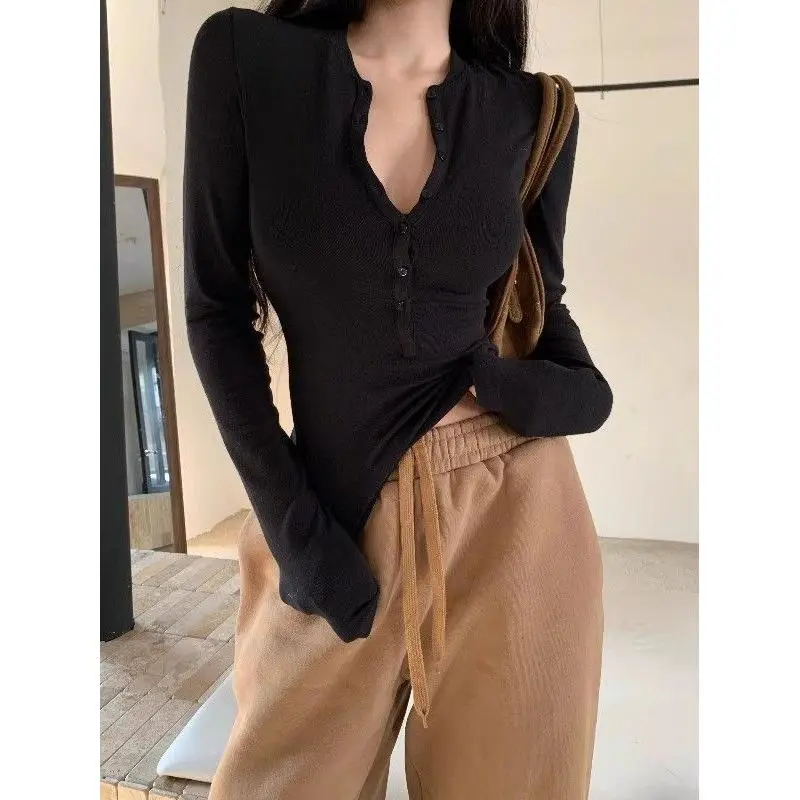 Áo Thun Ngắn Tay Màu Đỏ Rượu Vang Nút Hở Một Nửa Vai, Phong Cách Cô Gái Nóng Bỏng Ngọt Ngào Hàng Mới Về, Dành Cho Mùa Thu Và Mùa Đông Của Phụ Nữ, Được Làm Bằng Chất Liệu Dralon, Dễ Phối Đồ, Áo Sơ Mi Lớp Cơ Sở Phong Cách Phương Tây 2