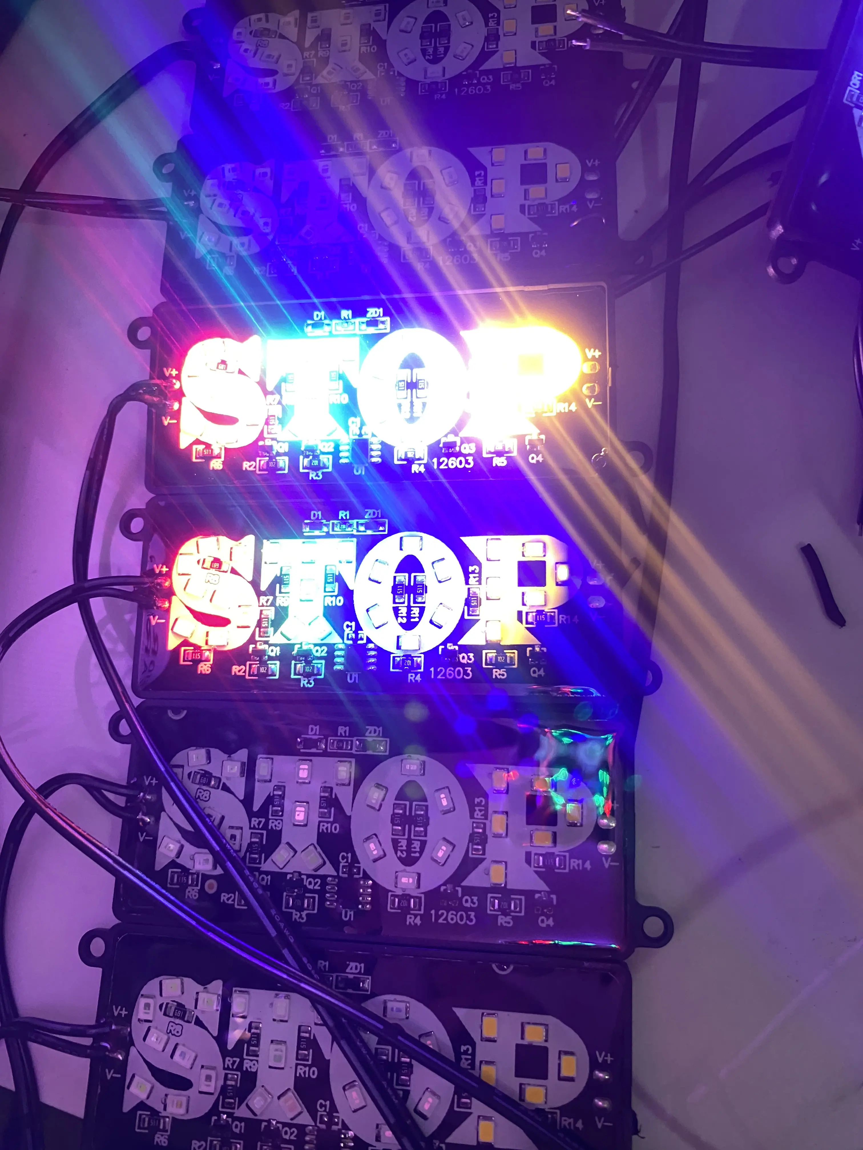 Đèn STOP - MŨI TÊN - BOSS trang trí xe nháy 7 màu tự động có băng dính 3m
