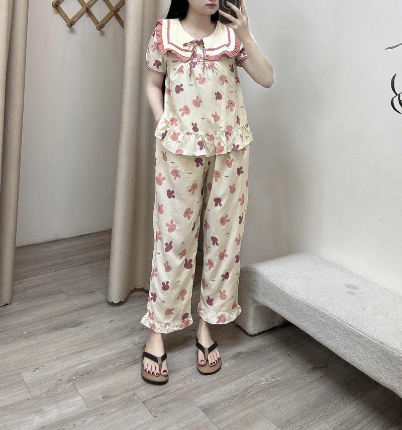 Product Introduction of Bộ đồ ngủ mặc nhà nữ Hh áo cộc tay bồng cổ vuông hải quan bản to màu be phối viền bèo trơn 1 màu chính giữa có dây nơ dáng xoè baby quần xuônh hoạ tiết Thỏ in chìm chất liệu đũi hàn mềm êm mát lạnh 1