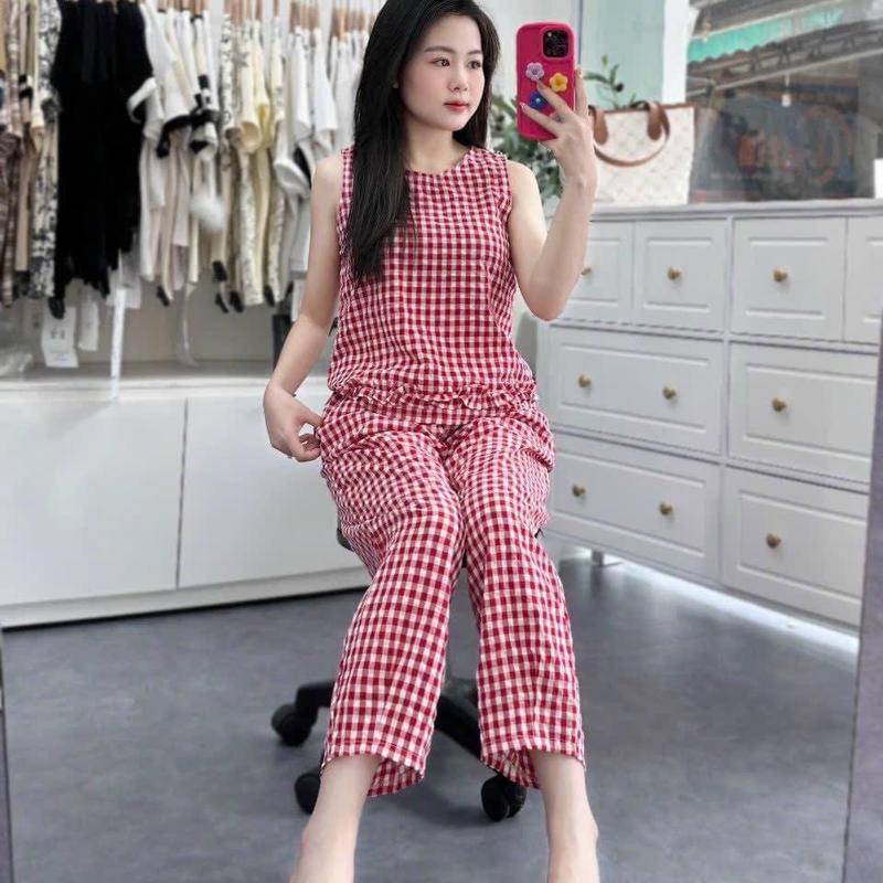 [ BỘ 3 LỖ ] đồ mặc nhà cho nữ dáng áo cộc sát nách cổ tròn gấu áo có phối bèo. Quần 9 tấc dáng bom rộng có cạp chun co giãn với chất liệu đũi caro nhỏ mặc mềm mát