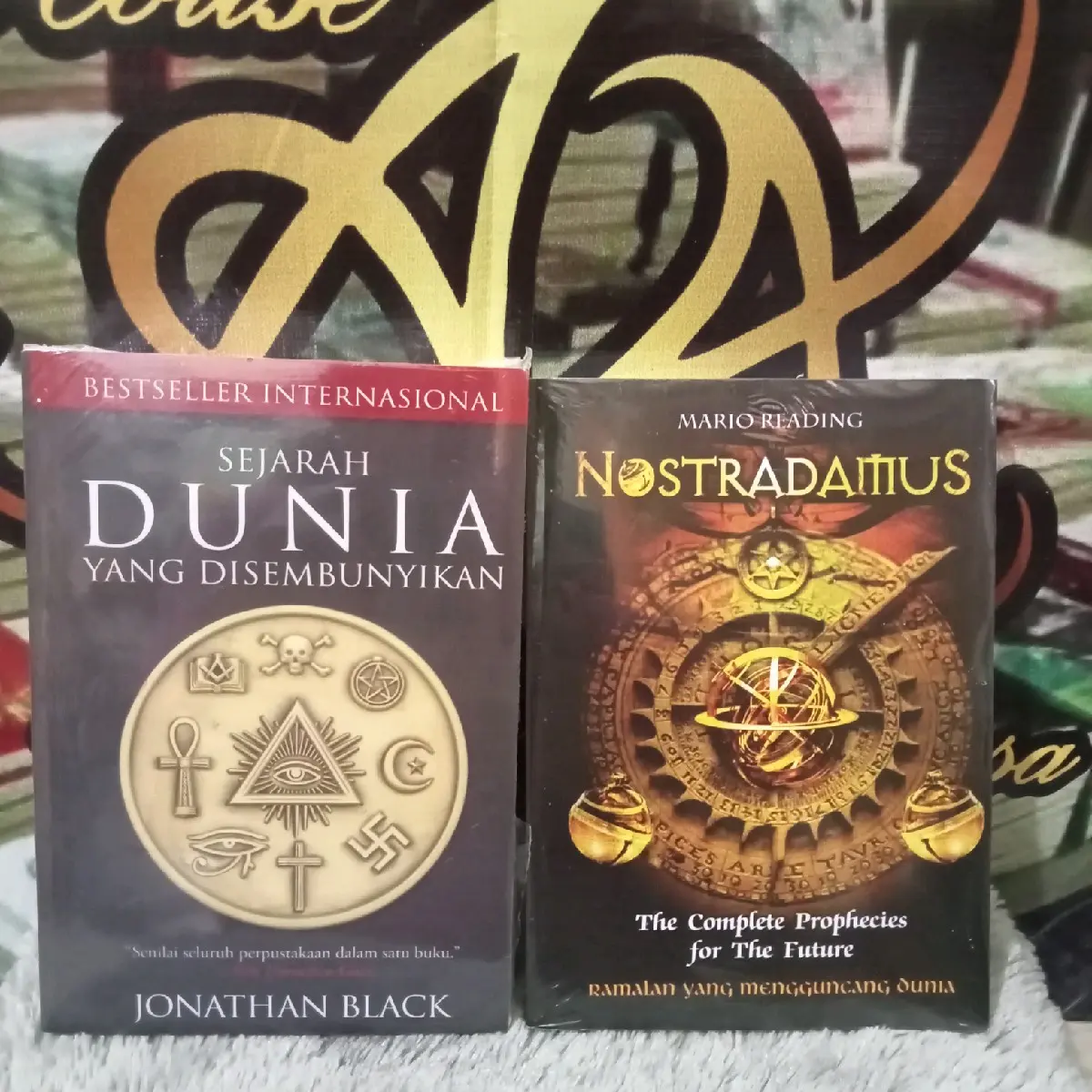 Satu shet 2 buku Sejarah dunia dan Nostradamus