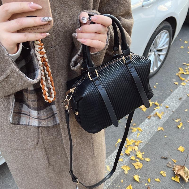 Product Introduction of High-quality Hand-held Bowling Bag Women's Autumn and Winter Simple and Fashionable Shoulder Bag Feeling Messenger Bag Bag 6609-521 19