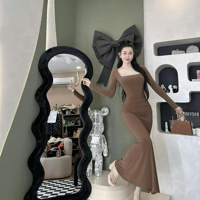 Đầm body cổ vuông tay dài , không kèm phụ kiện , thiết kế dáng đuôi cá , ôm eo. Phù hợp cho nàng đi tiệc đi chơi . 0