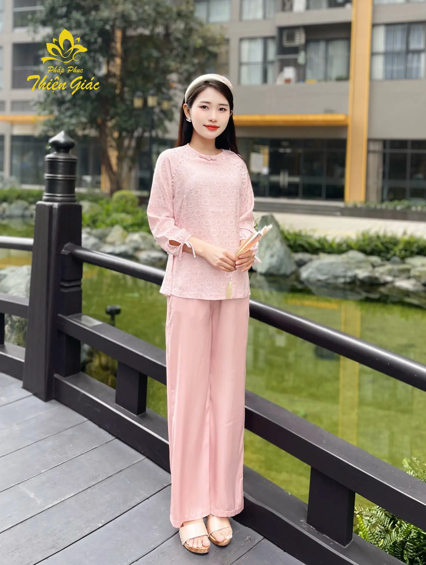 Pháp Phục Huyền Trang mặc đi chùa, chất liệu lụa gấm mềm mịn, thoáng mát, phong cách trang nhã