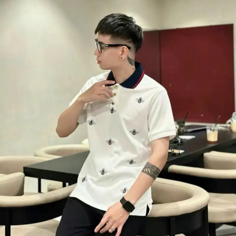 Áo phông PoLo hoạ tiết thêu hình ong , phối đen trắng  chất liệu cottong gai đơn giản  form chuẩn . 2