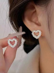 Arete de corazón en color plateado para mujer, estilo casual de aleación, diseño dulce y único, perfecto para todas las estaciones