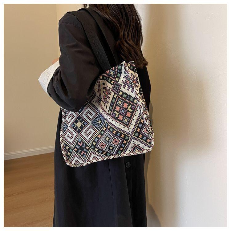 Product Introduction of Túi Tote Dệt Tay, Chất Liệu Vải Bố Sức Chứa Lớn, Phong Cách Lười Biếng, Thích Hợp Cho Bé Gái, Phong Cách Instagram, Lý Tưởng Cho Người Đi Làm Và Du Lịch, Túi Đeo Vai Sức Chứa Lớn hàn quốc có thể mở rộng Bag Chữ Nhật Hình Chữ Nhật Canvas Da Hoa 30