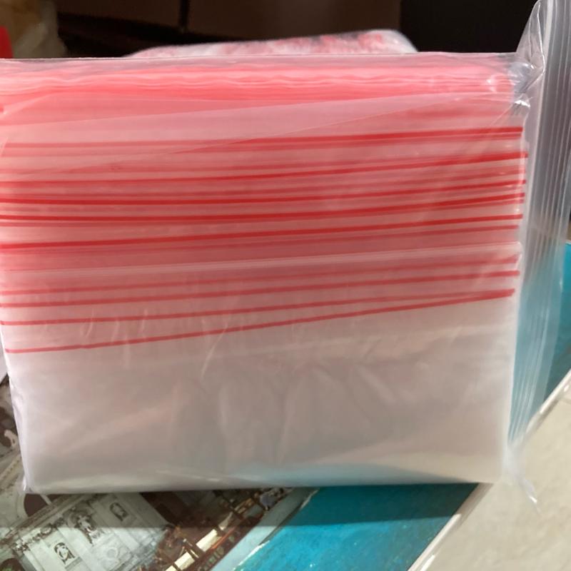 1kg túi zip chỉ đỏ . có kích thước 6×8,5cm đựng nước chấm và thuốc tây chia liều 6