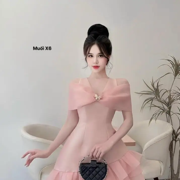 Đầm yếm trễ vai cài cham búm bèo chân 55-90kg Quỳnh như Bigsize 55-90kg hồng trắng đen nữ