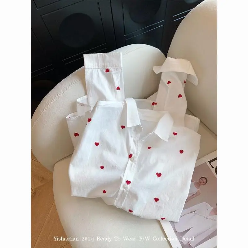 Áo Polo In Hình Trái Tim Màu Trắng, Dành Cho Nữ, Hàng Mới Về Mùa Thu 2024, Phong Cách Hàn Quốc, Thường Ngày Và Dễ Phối Đồ, Áo Sơ Mi Mỏng, Thiết Kế In Hình Trái Tim