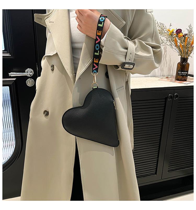 Product Introduction of Special-Interest Design Love 2024 Winter New Good-looking This Year's Popular Coin Purse Clutch Korean Women Bag Tide 15