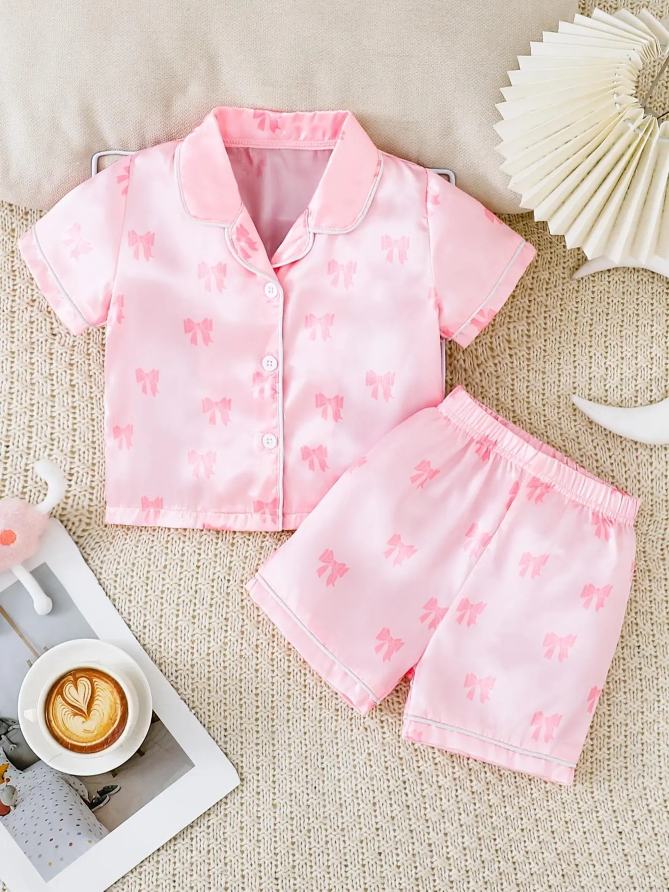 Girl's All Over Bow Print Lapel Shirt & Elastic Waist Shorts Pajama Two-Piece Set, Cute Short Sleeve Button Up Top & Shorts PJ Set, Kids Sleepwear for Summer