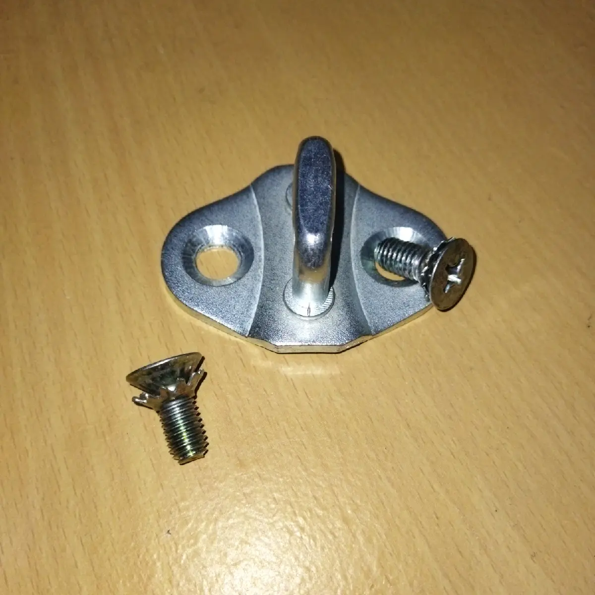 Bracket pintu door lock L300 /PS 100 /canter /F70 feroza/ S88/89 zebra + dua baut