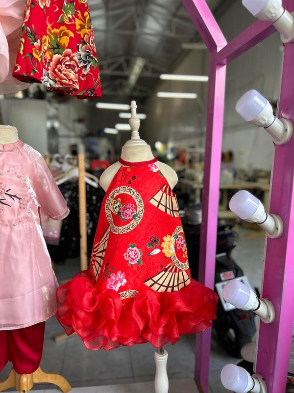 Váy Yếm Gấm Quạt Cho Bé Iu Tặng Kèm Nơ Cài (QUẠT BÈO ĐỎ)