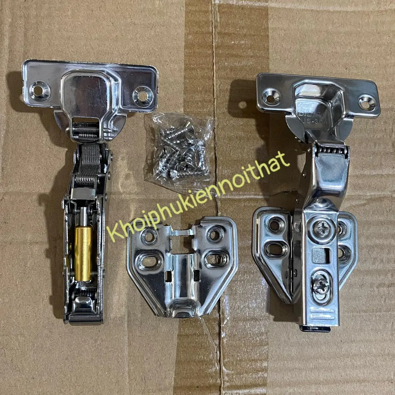 Bản lề inox blumk không han gỉ có giảm chấn đóng êm đầy đủ vít bắt kèm theo.