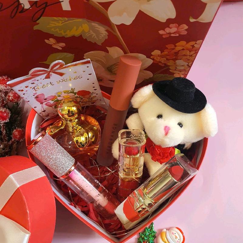 Bộ quà tặng bạn gái xinh xắn ý nghĩa nhân dịp kỉ niệm ngày lễ valentine...Combo gồm có son nước hoa thiệp đèn nháy móc khóa hộp quà túi quà và phụ kiện trang trí xinh xắn