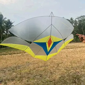 layangan papiran ukuran 1 meter sudah setting terbang ada tali goci Permainan