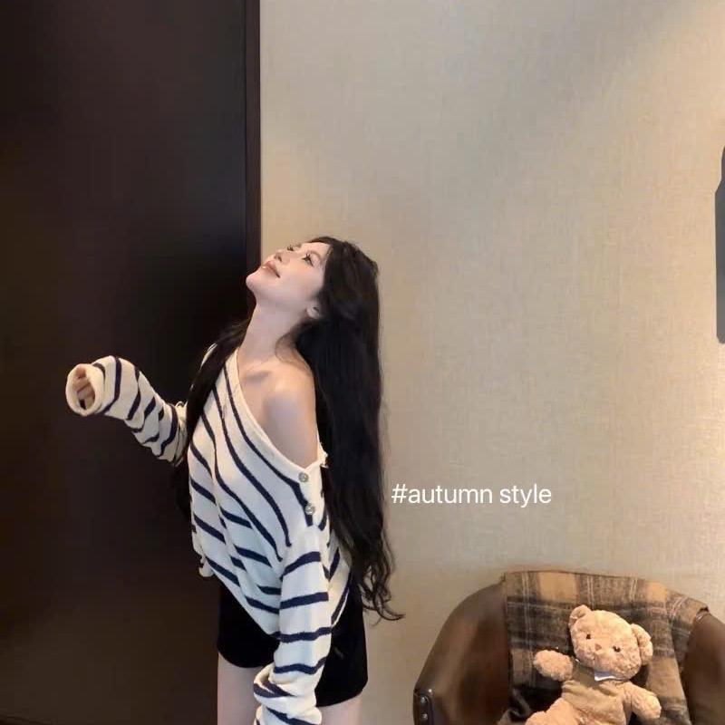 Áo len kẻ ngang khuy vai. áo 3