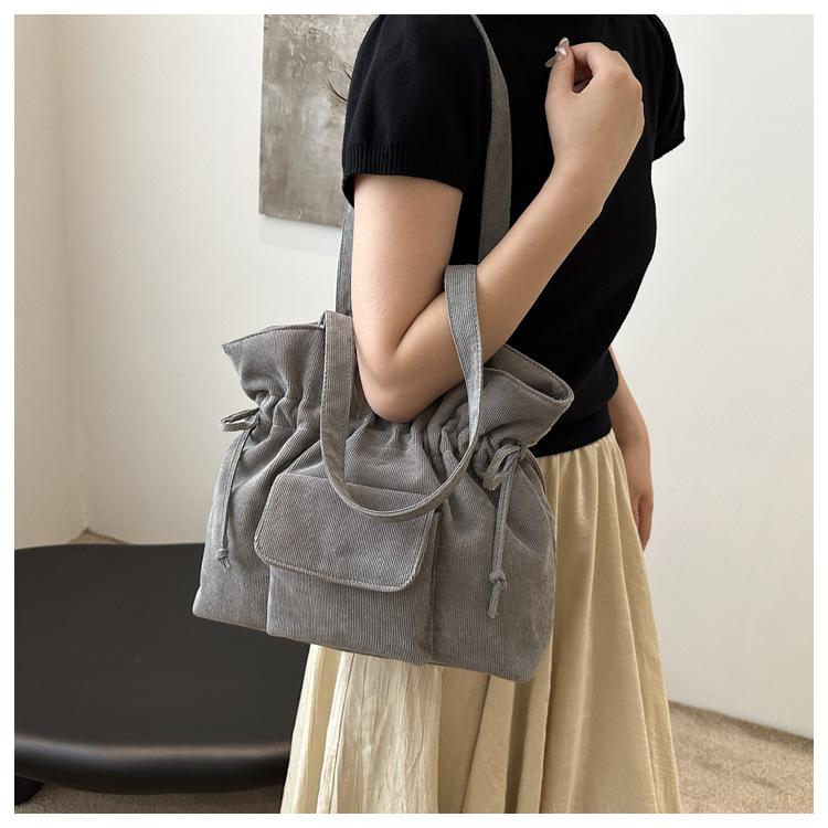 Product Introduction of New Korean Style Simple Shoulder Bag for Women with Drawstring Design, Fashionable Niche Commuter Underarm Bag, Elegant Versatile Handbag 29