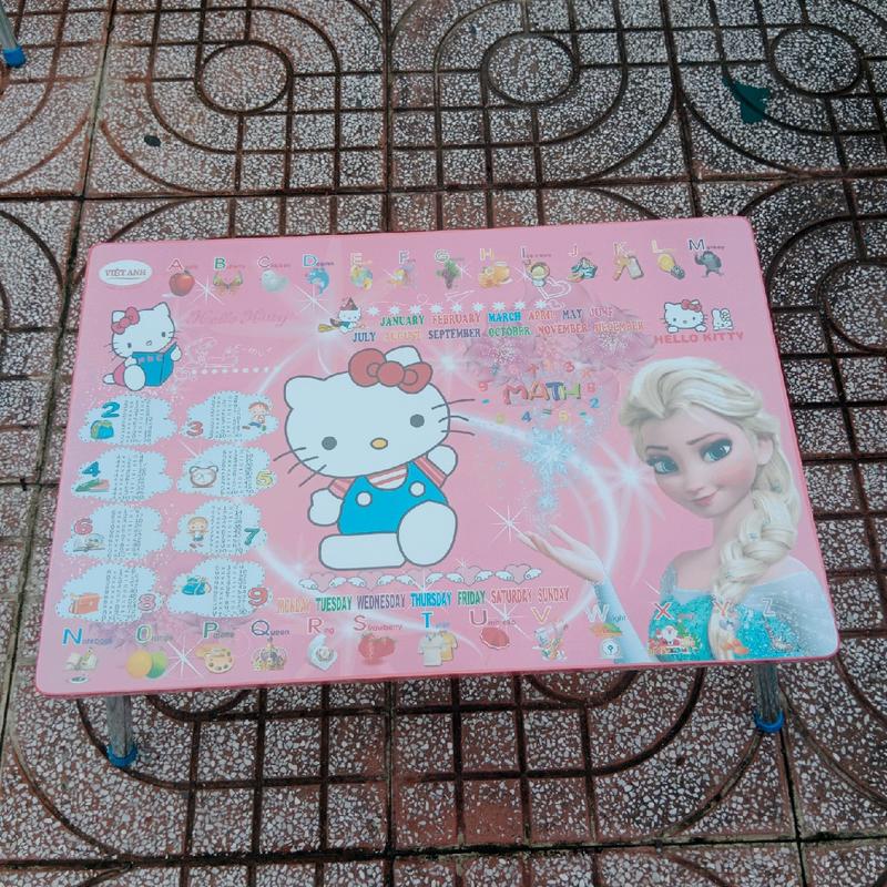 Bàn học sinh, sinh viên hình Hello Kitty kt 40x60cm 4