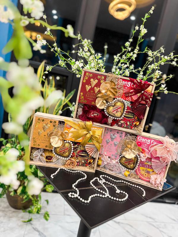 Set Hộp , Quà Tặng 5 Món Bánh Kẹo Khay Mộc Sang Trọng ( Có Tặng Kèm Túi Xách ) , Set Quà Tết Làm Quà Tặng Người Thân , Đối Tác , Bạn Bè , Quà Tặng Dịp Lễ Tết , Sinh Nhật , Noel