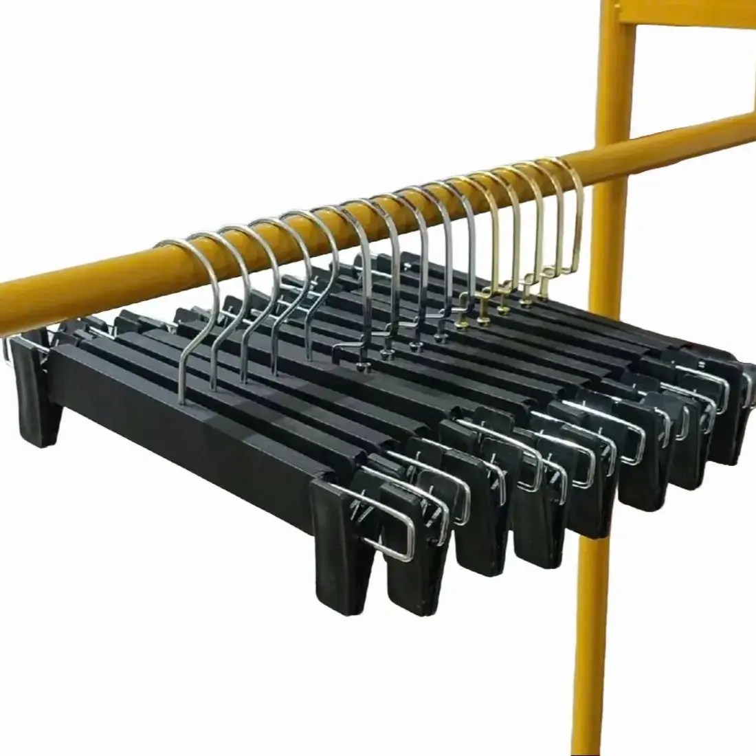 móc kẹp treo quần áo bặng nhựa mau đen , vàng cao cấp cứng cáp , đầu móc xoay 360 độ , dùng cho cửa hàng shop thời trang và gia đình