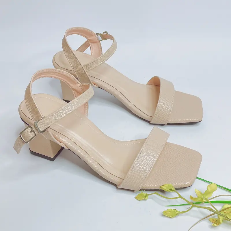 Giày sandal cao gót gót vuông to cao 5cm quai ngang với chất liệu da siêu mềm khóa cài ở cổ chân rất thoải mái 6
