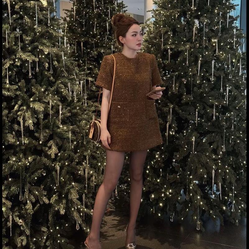 Váy babydoll dạ dáng ngắn. suông cổ tròn kim sa đính khuy bạc siêu xinh. Thiết kế sang chảnh, độn 2 cầu vai. Thời trang nữ cao cấp L.T.L Women Dress Nhung Voan