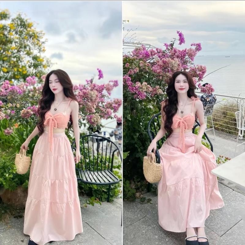 Set áo len hồng hai dây nơ đính bướm kèm chân váy tơ tầng maxi đi biển du lịch