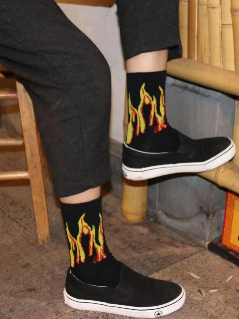 Product Introduction of Men's 4 Pairs Flame Print Crew Socks, Fashion Casual Street Comfy Socks for Daily Outdoor Wear, Men Socks for All Seasons 8