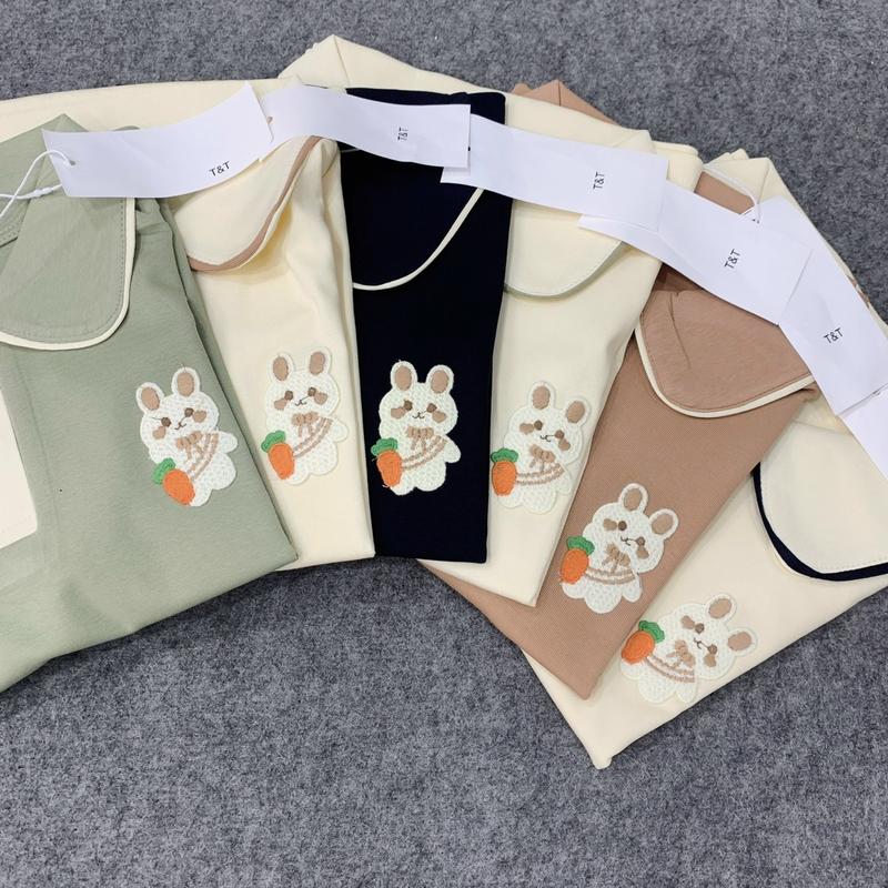 Product Introduction of Áo thun  Nữ cổ trụ thêu Thỏ cà rốt ,  chất Borip co giản 4 chiều dáng ôm phối viền , from < 55kg - Mã cổ trụ thêu Thỏ cà rốt  Cotton 5