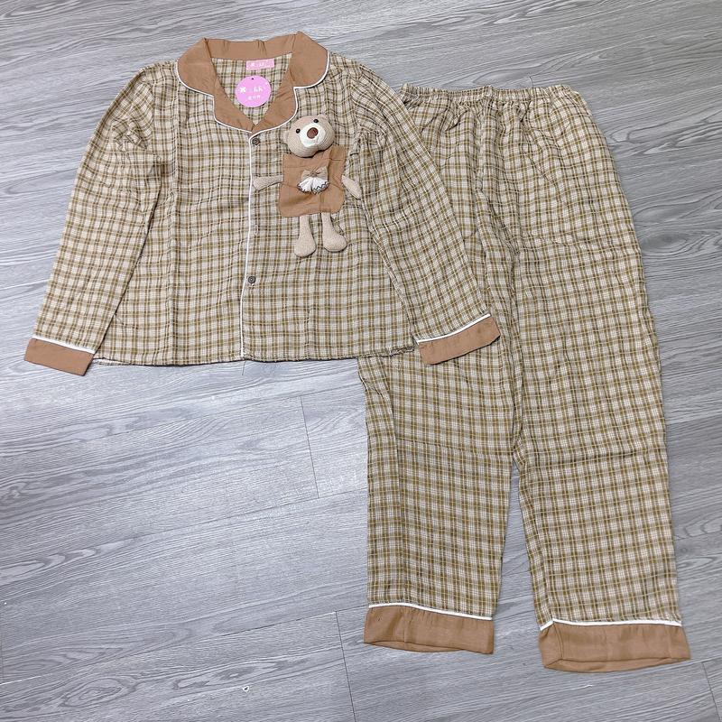 Bộ đồ ngủ mặc nhà Hh của nữ Áo dài tay cổ pizama bản to trơn 1 màu  phối viền chỉ trắng bên trái ngực có túi áo gắn con Gấu 3d nổi quần dài hoạ tiết kẻ caro nhỏ chất liệu đũi mềm êm mát thấm hút mồ hôi 3