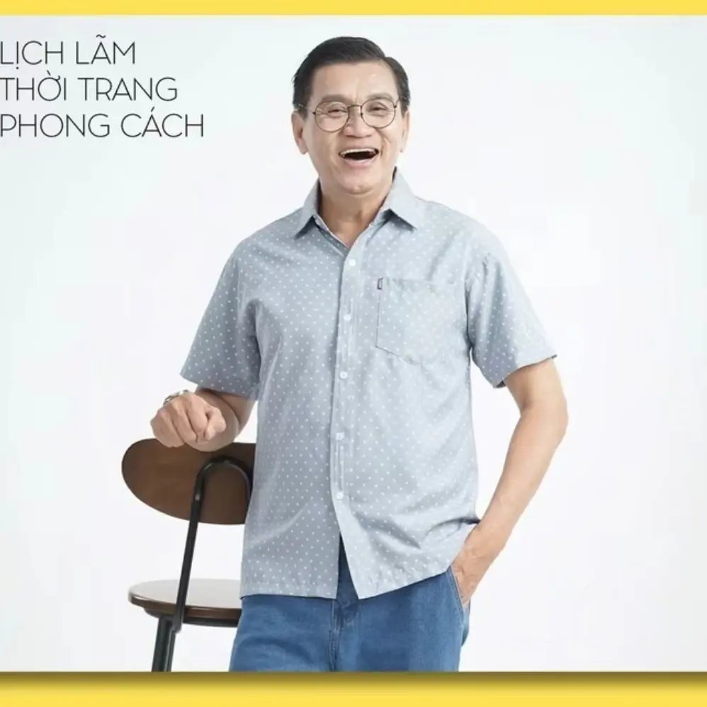 ( N5) Áo sơ mi trung niên ngắn tay có túi vạt ngang xẻ tà chất lụa in hoạ tiết ô vuông nhỏ thời trang Tết Nam Menswear Shirt Trắng