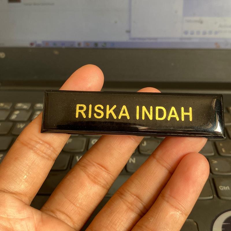 Nametag Akrilik Hitam Magnet Gold 0