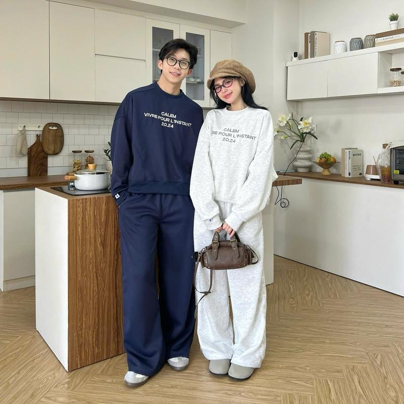 KHÔNG XÙ LÔNG - Áo sweater thêu chữ CALEM VIVERE POUR L' INSTANT 2024 form boxy và quần ống suông dài form unisex nam nữ - Tết collection