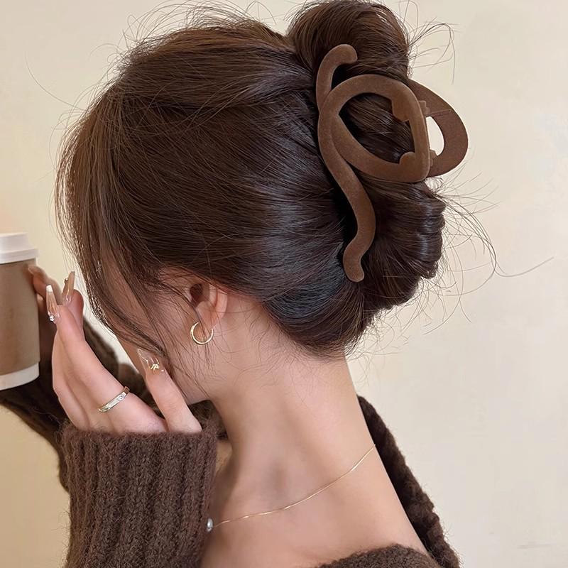 Product Introduction of Matte High-End Large Hair Claw Clip for Women, Back of Head Velvet Line Shark Clip Design, Autumn Winter Hair Accessory Hairpin 4