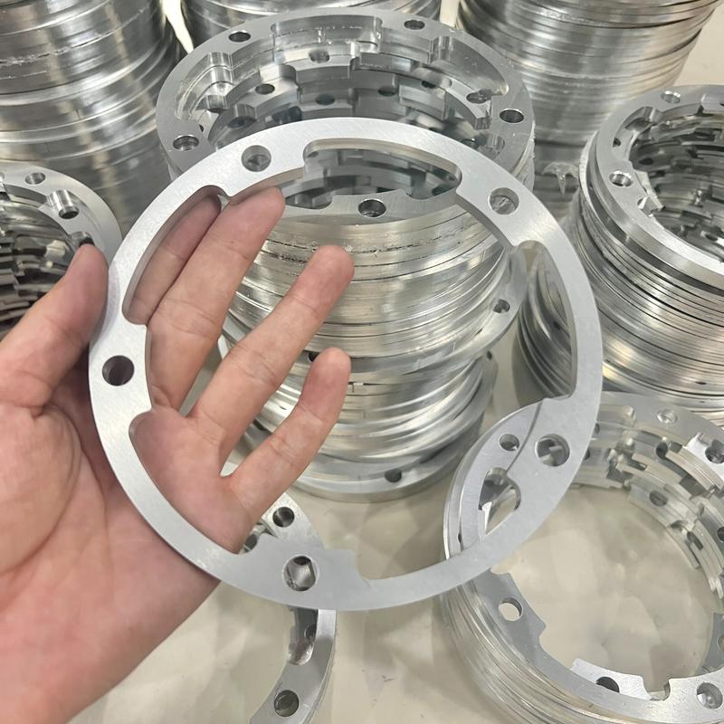 Thớt lòng exciter 150 155, đĩa trước 5 lỗ đủ size, dày 2li 3li 4li 5li 6li, dùng canh heo đĩa trước không cạ mâm, dể lắp