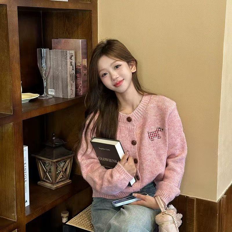 Product Introduction of Áo Len Dệt Kim Cardigan, Áo Khoác Mỏng Và Rộng, Thêu, Kẹo Vá Chó chó Con, Phong Cách Ngọt Ngào Hàng Mới Về 2024 Nữ Top Nữ Top Women Khuy Màu Hồng aolennu 16