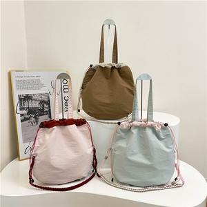 กระเป๋าสะพายไหล่และถือ สีมินิมอล สไตล์มาร์ชเมลโล่ พร้อมสายรูดปรับระดับได้