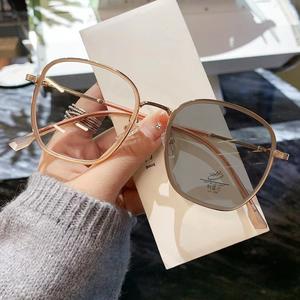 แว่นตาสายตาสั้น เบามาก เปลี่ยนสีตามีบางเฉียบ ป้องกันแสงสีฟ้า