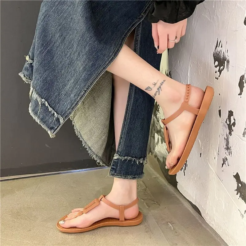 Dép Xỏ Ngón Đế Bằng, Dép Nữ, Bộ Đồ Mùa Hè, Thời Trang, Dép Xỏ Ngón Phong Cách Hàn Quốc Mới, Dễ Phối Đồ, Phong Cách Người Nổi Tiếng Trên Internet, Giày Đi Biển La Mã, Cho Nữ, Năm 2024 4
