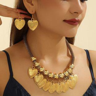 Product Introduction of Fashion Trend Necklace Retro Hollow Flower Inlaid Diamond Valentine's Day Necklace Clavicle Chain Jewelry 7