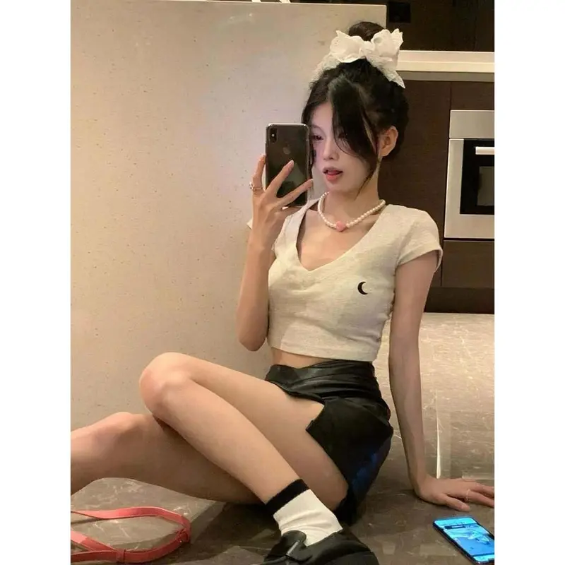 Hàng Mới Về 2024 Áo Thun Croptop Mùa hè ngắn tay thêu chữ, cổ chữ V, hợp xu hướng, Phong Cách gợi cảm Nữ Women 1