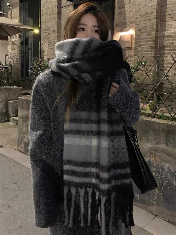 Khăn choàng cổ tua rua dài vải cashmere mềm mại màu kẻ sọc cá tính dày dặn giữ ấm mùa đông dành cho nữ 3