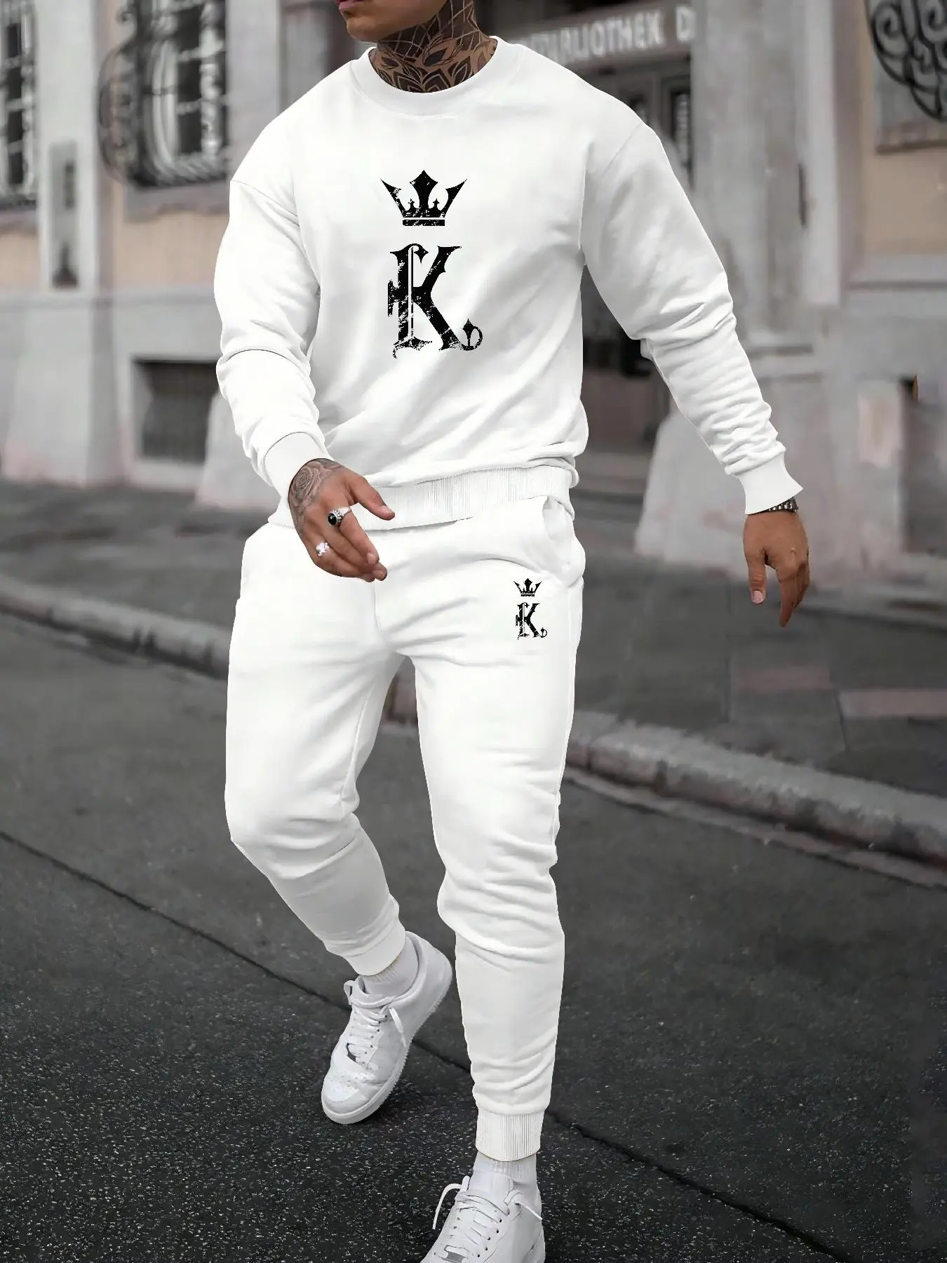 Men's Plush Lined Crown with Poker King Graphic Print Crew Neck Sweatshirt & Drawstring Waist Sweatpants Set, Thermal Warm Casual Comfy Long Sleeve Round Neck Pullover & Pocket Jogger Pants, Two-piece Outfits for Fall & Winter