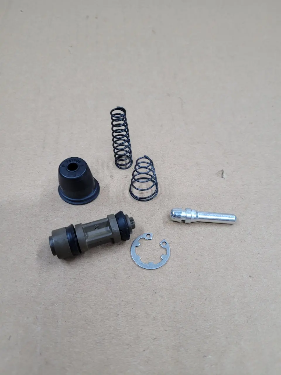 Ty ben, cupen tay dầu trước Satria Fi, Raider Fi, GSX 150